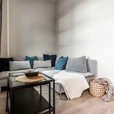 Beautiful Harbour With French Balcony *