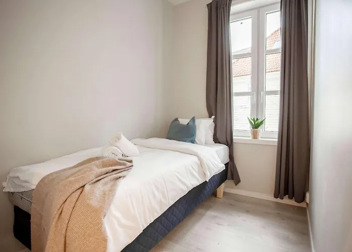 Beautiful Harbour With French Balcony Apartman