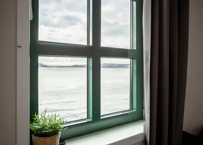 Beautiful Harbour With French Balcony *