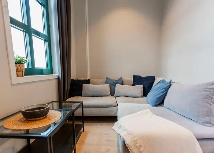 Beautiful Harbour With French Balcony Apartment