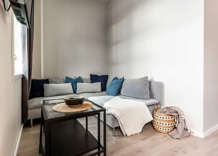 Beautiful Harbour With French Balcony *