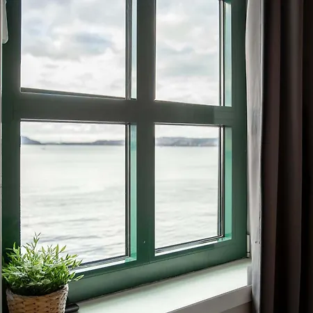 Beautiful Harbour With French Balcony *